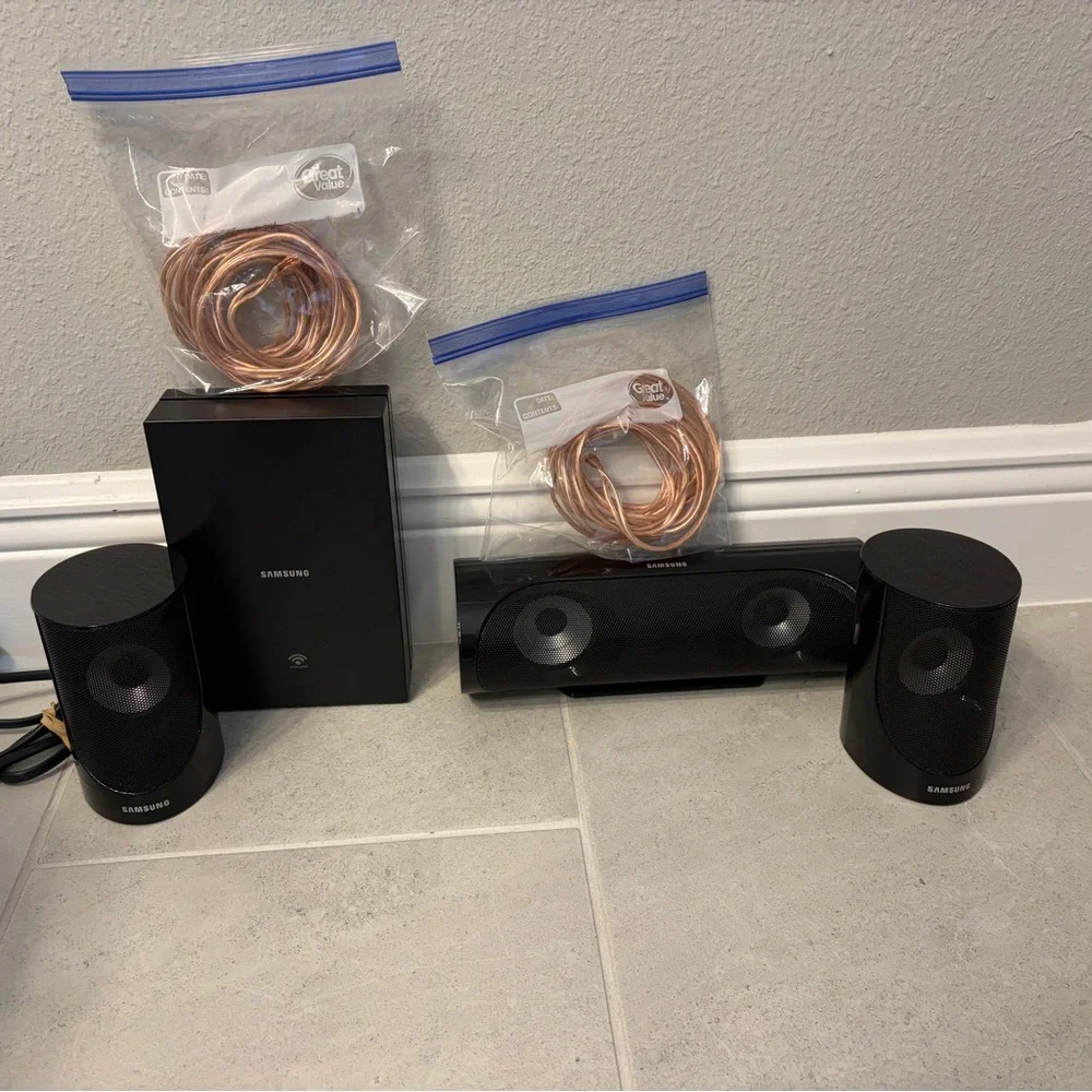 Samsung Soundbar + Rear Speakers + Wireless Module - / Untested
